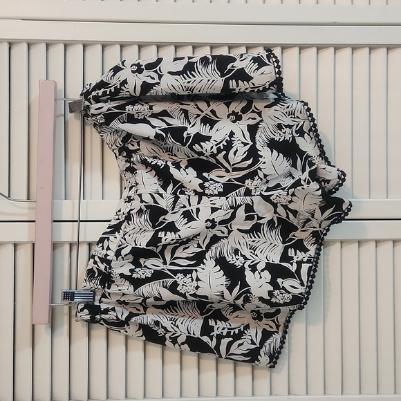 Jessica Simpson Lightweight Shorts - Picture 3 of 4